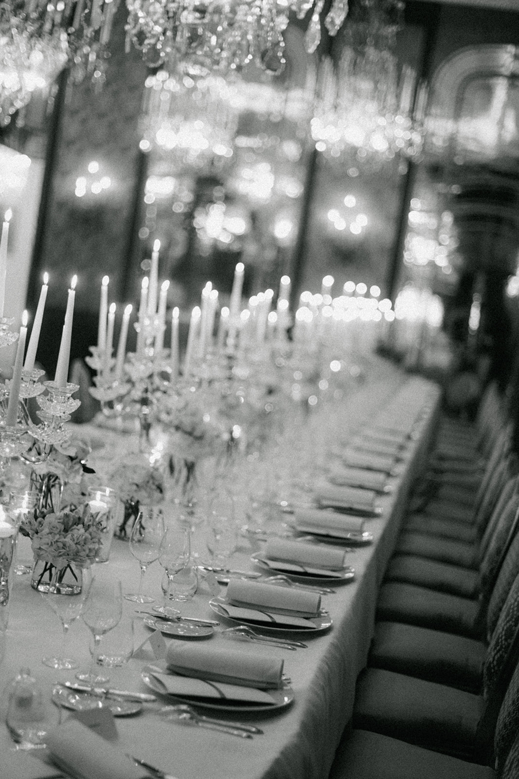 Black and white view of a long wedding table at Hôtel Plaza Athénée